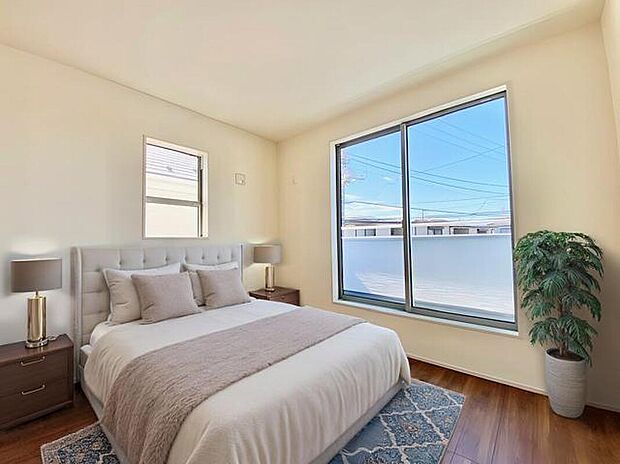 【寝室】ゆったりとした安らげる主寝室。リラックスできる空間で1日の疲れを癒してください。