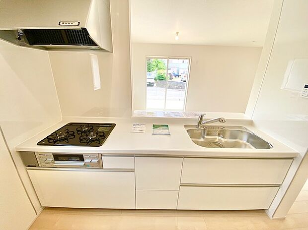 【キッチン】広々としたカウンターキッチン。夫婦やお子様と一緒に料理をしても十分な広さです。