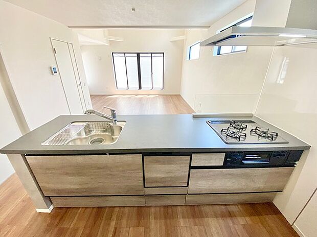 【キッチン】広々としたカウンターキッチン。夫婦やお子様と一緒に料理をしても十分な広さです。