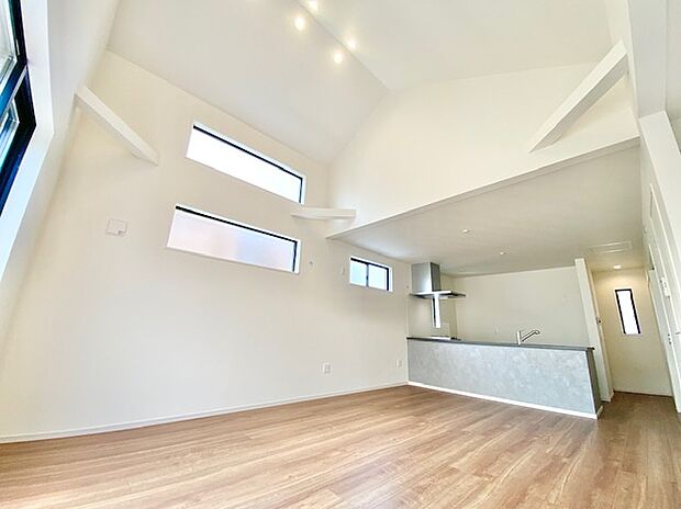 【リビングダイニング】ゆったりとした安らげる主寝室。リラックスできる空間で1日の疲れを癒してください。