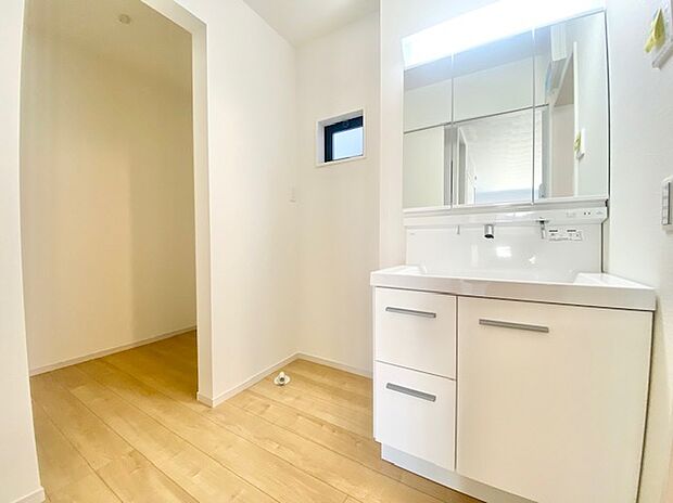 【洗面所】３面化粧台ですよ☆広めの洗面所なので朝からゆとりが持てますね☆リネン庫があるので、収納には困りません！