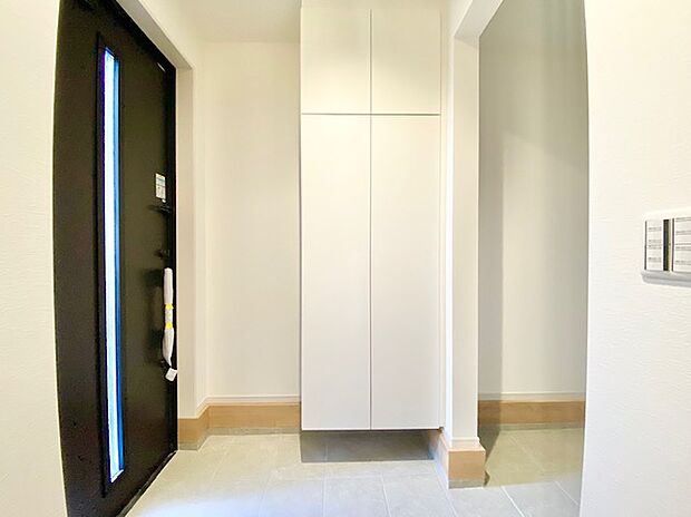 【玄関】玄関には大容量のシューズボックス・土間収納がございます。ご家族皆様の靴がキレイに収まり、玄関周りは常にスッキリ！