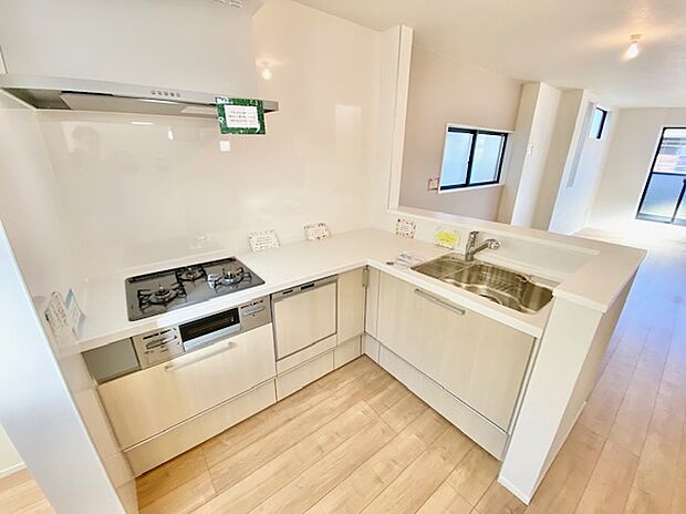 【キッチン】使い勝手のよいカウンターキッチンです。家事をしながらお子様の様子も見れるので安心です。