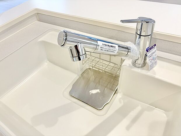 【浄水器一体型水栓】水栓一体型浄水器は、浄水カートリッジが水栓に内蔵されているのが特徴で、また浄水器ごとホースを引き出せます。
