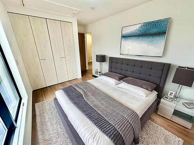 【寝室】ゆったりとした安らげる主寝室。リラックスできる空間で1日の疲れを癒してください。