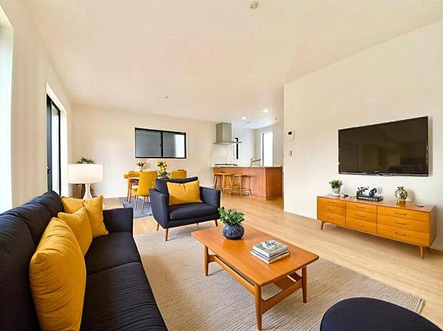 【リビングダイニング】一日の中で多くの時間を過ごすリビング。大きな窓から入り込む日差しなので、室内は明るく心地よい場所になります。