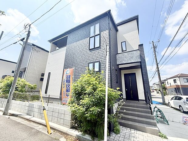 【現地外観】通風、採光に優れた心地のいい新築戸建てが誕生！モダンなデザインが目を惹きます。外観も内装も、お客様の「あったらいいな」を形にできるようにこだわりました♪ゆったりリビングが魅力の物件です☆