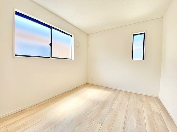 【洋室】2面採光の明るい室内は温もりを感じられるお部屋です。