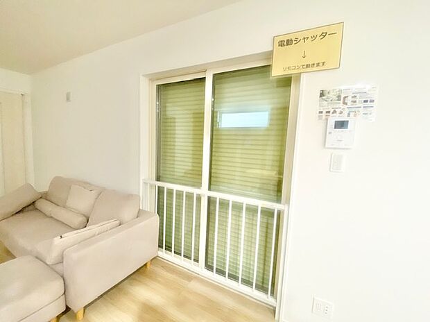 【電動シャッター】■電動シャッター■
雨や雪の日でも、室内から濡れずにシャッターを操作できるため、生活の快適性が向上します。手動シャッターに比べて防犯性が高く、外部からの侵入を防ぐ効果があります。