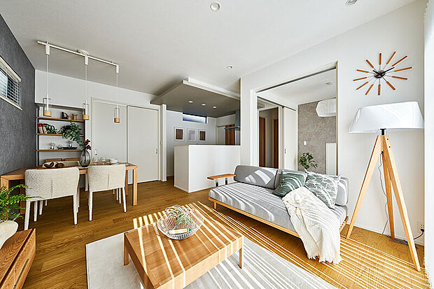 【インナーデザイン】淡い色彩を中心に銘木のフロアなど木の風合いを感じる素材をちりばめました。ナチュラルな質感の温もりが随所から伝わり、質の高い憩いで家族を包みます。(1号棟/2025年11月撮影)