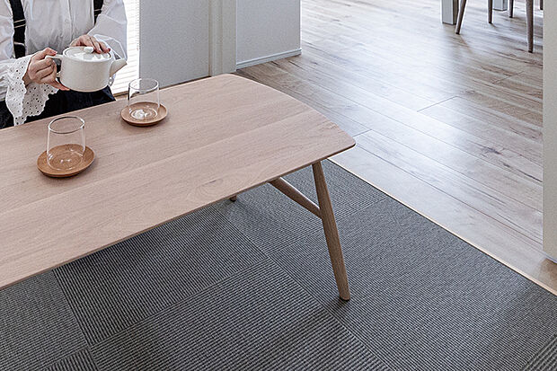 【FLEX】
戸を開閉することで個室にもリビングの続き間にも切り替えられるフレックスルームを採用しました。ライフスタイルに合わせて多彩な使い方ができる便利な空間です。※号棟により採用状況が異なります。