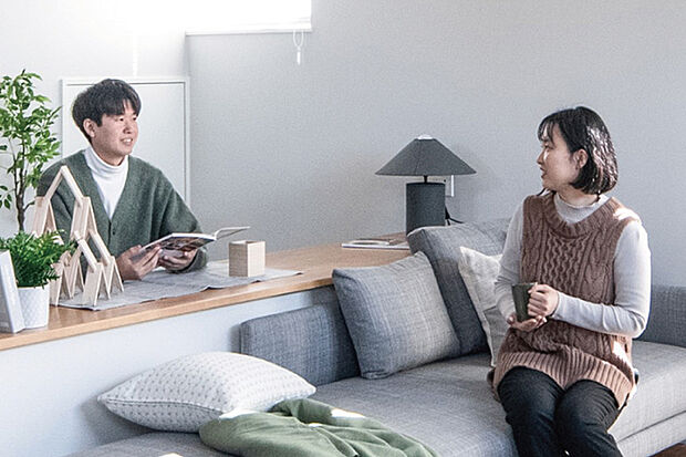 【STAGE LIVING】
段差で空間をゾーニングしたステージ空間。リビング全体を見渡すことができ、家族の気配を感じながら、仕事や勉強などの自分時間を過ごせます。※号棟により採用状況が異なります。