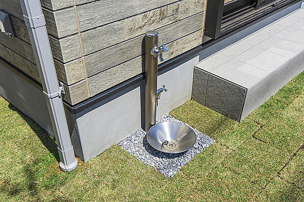 【【デザイン立水栓】】シンプルな細いラインのスタイリッシュな水栓。2口蛇口付のため、手洗いとホースで併用できる便利な水栓です。(イメージ)