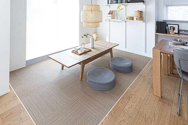 【【PLAN02：TEXTILE ROOM】】【PLAN02：TEXTILE ROOM】リビングに隣接した、家事や趣味などマルチに活躍するテキスタイルフロア敷きの空間です。(イメージ)