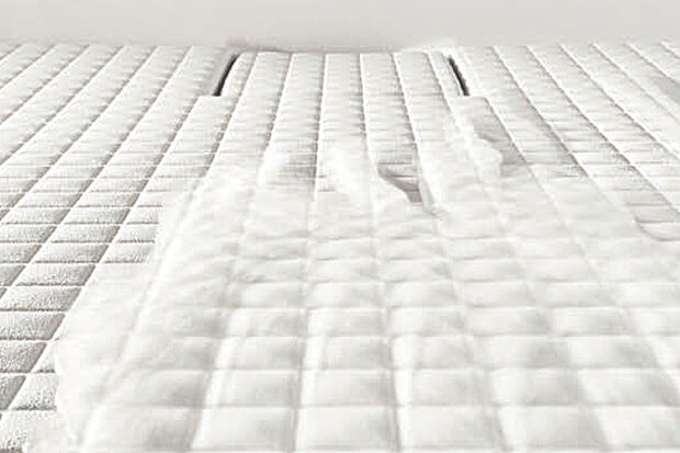 【【キレイサーモフロア】】水はけが良く、滑りにくい形状。床の溝も浅いので、お掃除の際にスポンジも奥まで届きやすく、お手入れがしやすくなっています。寒い冬場でも、冷たさを感じにくいフロアです。