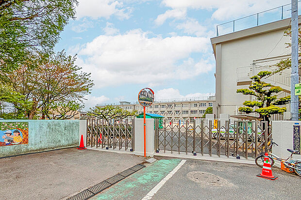 東部小学校（現地より徒歩9分）