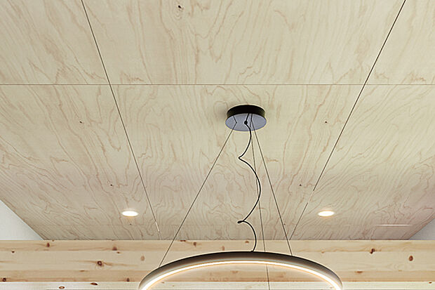 【【インテリアラーチ】】国産資源を有効活用した檜合板の建材を、リビングの天井材としました。ゆとりある空間や化粧梁の木目と美しく調和し、檜特有の香りも楽しめる素材です。※号棟により採用状況が異なります。