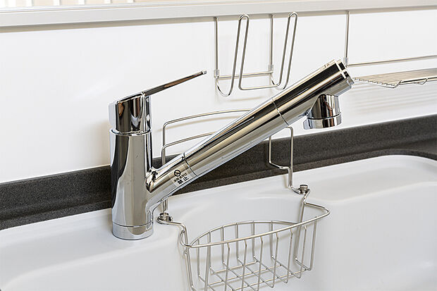 【【蛇口一体型浄水器クローレ】】蛇口と浄水器がひとつに。ホースが引き出せたり、浄水/原水の切り替えがワンプッシュでできたりするなど使いやすい機能で家事をスムーズ化します。スタイリッシュな空間にも合うミニマルデザインです。