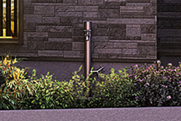 【【外水道】】植栽への水やりや、洗車に便利なアイテムをご用意しました。モダンスタイルの邸宅に自然と馴染む、シンプルでスタイリッシュなデザインです。