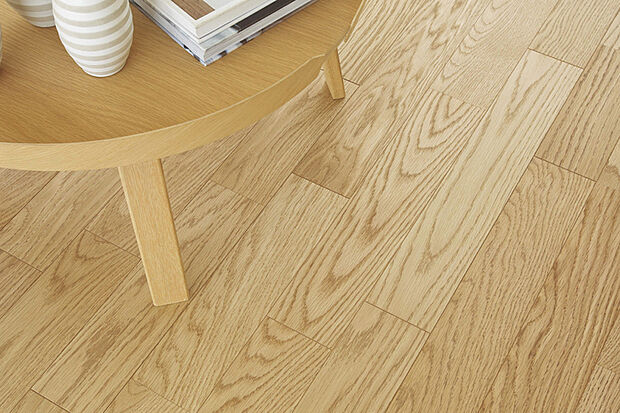 【【突板フローリング/銘樹モクトーン】】抗菌・抗ウイルス加工を施したSIAA認証取得のフローリングを、1Fフロアに採用しました。家族の健康に配慮しながら、空間を美しく彩ります。