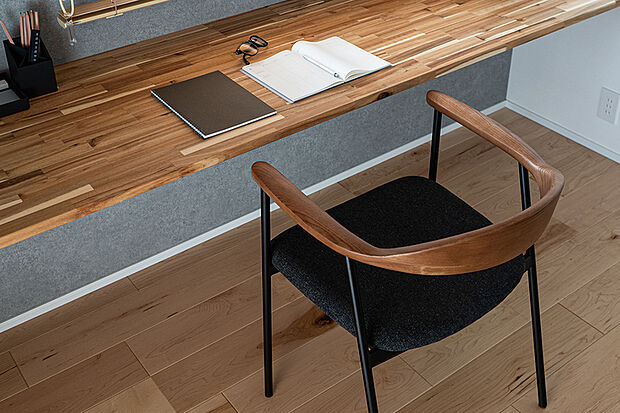 【【ワイドカウンター】】フレキシブルに使用できる空間には、多目的に役立つワイドカウンターを設置しました。複数名が並んで座ることができる余裕があります。※号棟により採用状況が異なります。