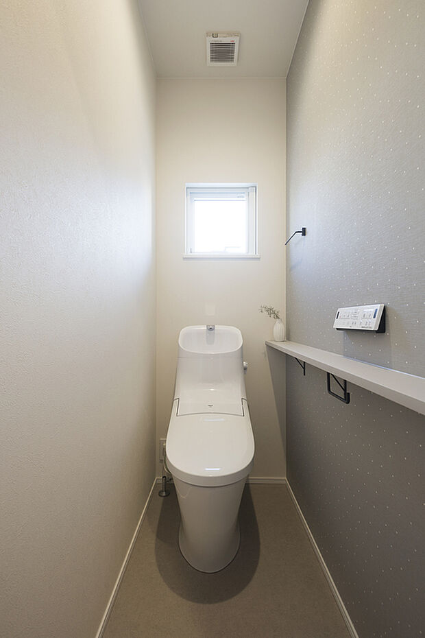 【＼トイレ(1階)／】LIXILのトイレ。アクセントにドッド柄のクロスとカウンター◎シャワートイレは、汚れが落ちやすいアクアセラミックの陶器が使用されており、便器のフチレス形状でお掃除ラクラク。