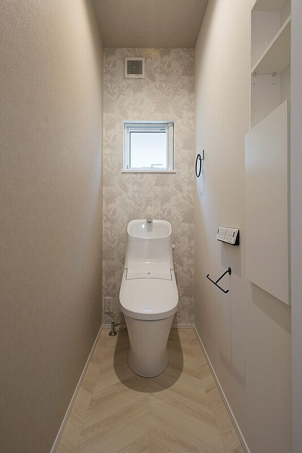 【＼トイレ(2階)／】1階と同じLIXILのトイレ。壁の埋込収納つき。便器から立ち上がると、自動で洗浄するフルオート機能あり◎