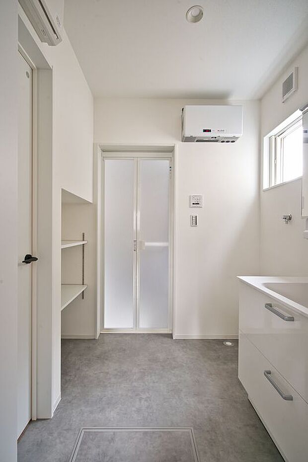 【【当社施工例】】収納スペースも確保された洗面室