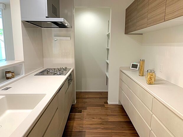 【キッチン】キッチンと収納スペースたっぷりのパントリー