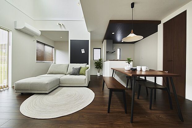 【2号地（モデルルーム）】吹抜をデザインした、明るいリビングが特徴的なお家です。