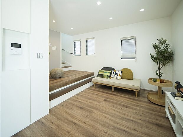 【42号地（モデルルーム）】小上がりのある、家具付のお家です。