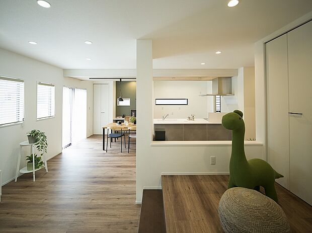 【42号地（モデルルーム）】小上がりのある、家具付のお家です。