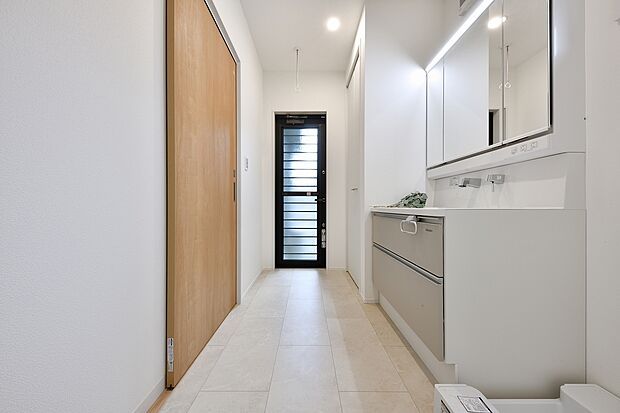 【洗面化粧台】タカラスタンダード製
洗面所横にも収納があるのはとても便利!小さなお子様の着替え等置いてみては・・・