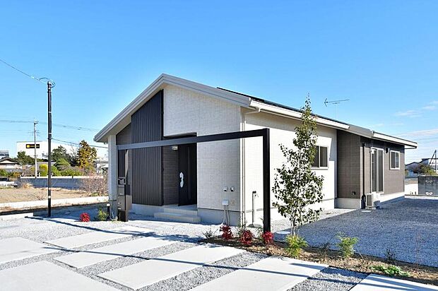 No.1　外観写真
駐車場２台分と駐輪スペースを確保してもゆとりのある広々とした敷地。外観はシンプルで、長く住んでも飽きのこないデザインです。