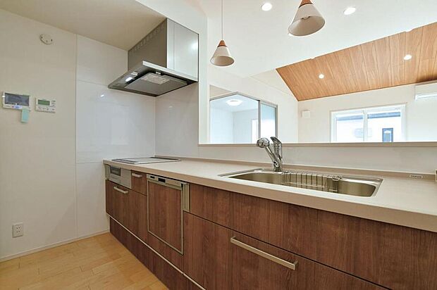 室内（2025年10月）撮影
リビング側から手元が見えにくいキッチンで、空間をすっきり演出。ダイニングへの配膳も短い動線で行え、家事の時短につながります。