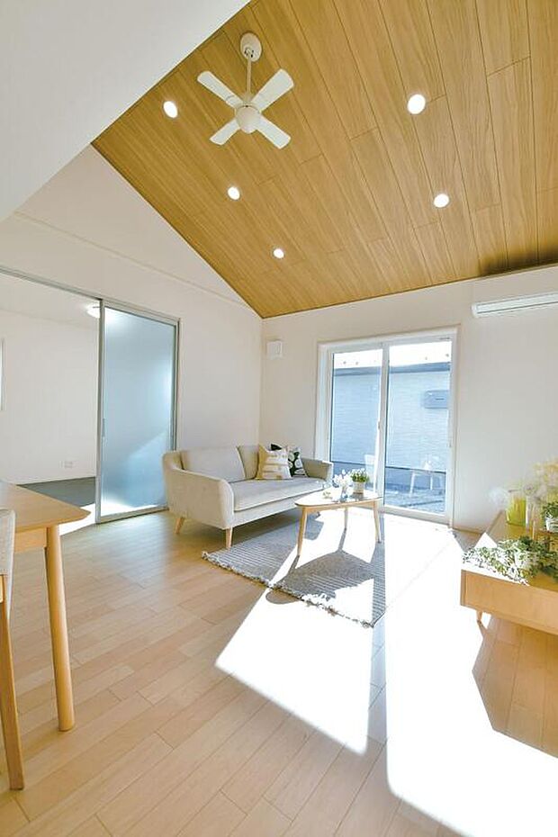 室内（2025年10月）撮影
日当たりの良いリビングは、自然光がたっぷり入り家族や友人が集う団らんの場に最適。明るく心地よい時間を過ごせます。開放的な空間で会話も弾み、家族の笑顔も広がります。