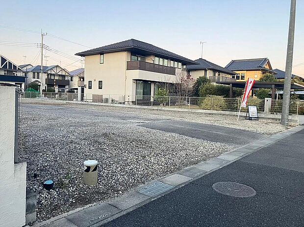 南側道路に面した明るい区画です。日中はしっかりと陽光が入り、開放感のある住まいづくりができます。
現地(2025年12月)撮影