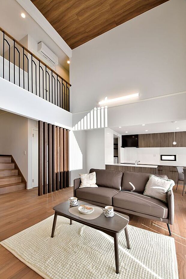 【加須南大桑　モデルハウス（内観）】開放感ある吹き抜けが魅力的なリビング。ぜひ一度ご体感ください。