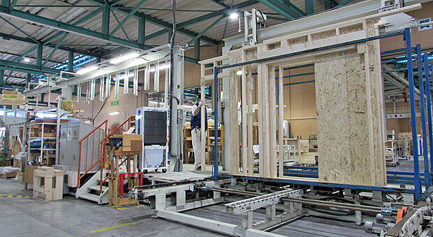 【「トヨタ生産方式」を導入した工場生産】トヨタウッドユーホームでは構造体の大部分を自社工場で製造しています。CAD・CAM連動した装置で釘やビスの本数、使用箇所に至るまで徹底的に管理し、品質が均一化されたパネルをつくり上げています。一般的なパネル工場よりも内製化を進めることによって、施工現場の職人の練度による品質のバラツキを抑えることに成功しています。