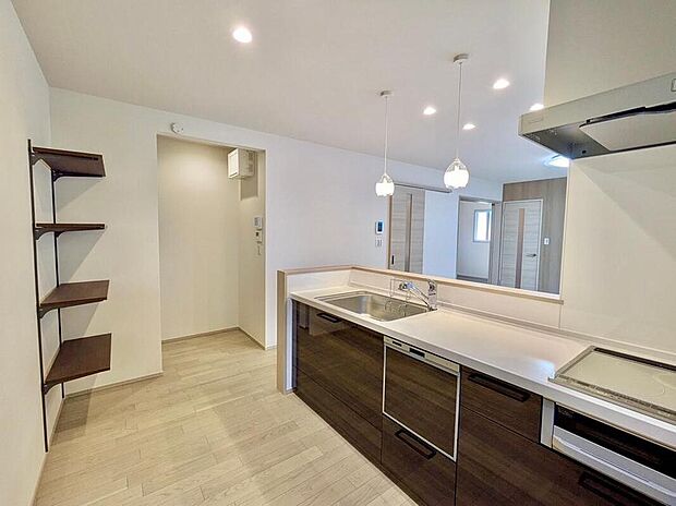 【キッチン】室内(2025年12月)撮影
パントリー付きのキッチンは、食品や日用品をすっきり収納可能。作業スペースも広く、毎日の料理や家事がはかどります。生活感を抑えながら、使いやすさにも配慮した設計です。