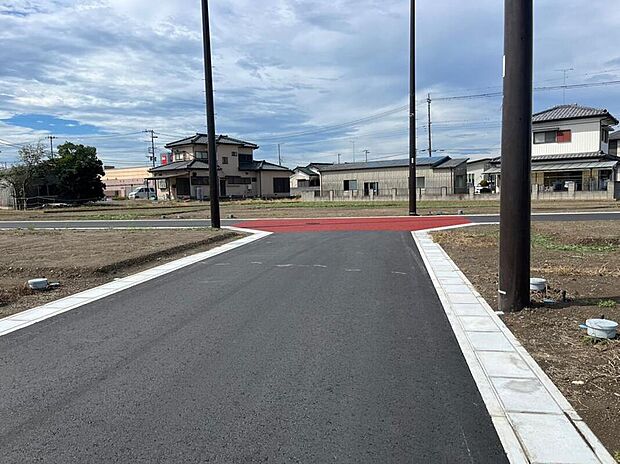 【前面道路含む現地写真】現地（2025年9月）撮影
分譲地内道路は6mと車のすれ違いや駐車の際に安心の広さです。アスファルト舗装されているので自転車の走行も快適です。出入りもスムーズで、日常の動作にもゆとりを感じられます。