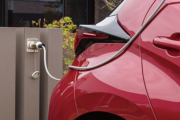 【クルマde給電】「クルマde 給電」は、クルマ※を住まいとつなぎ電源として利用する非常時給電システム。
※「クルマde 給電」はトヨタホームの登録商標です。
※AC100V・1500W/非常時給電システム付コンセントを搭載した自動車。AC100V/1500Wコンセントまたはヴィークルパワーコネクターをお使いいただく際は、事前に各車両（トヨタ自動車）の取扱説明書をご確認ください。