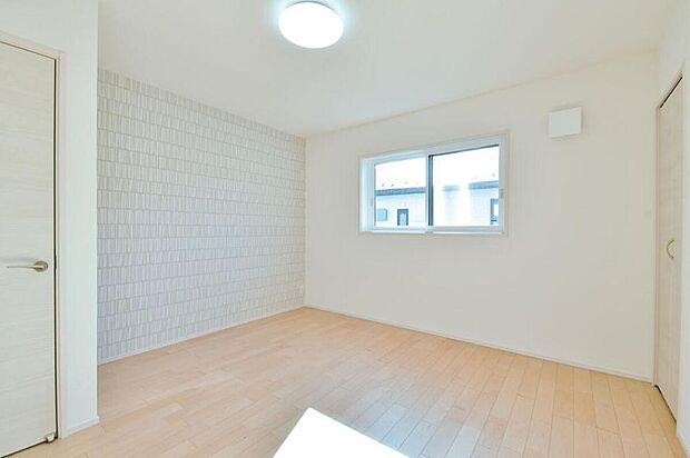 【リビング以外の居室】室内（2025年9月）撮影　主寝室
アクセントクロスがさりげないメリハリを与える主寝室。ウォークインクローゼットも完備で衣類や小物、布団や大型の家電などもすっきりと収納できます。