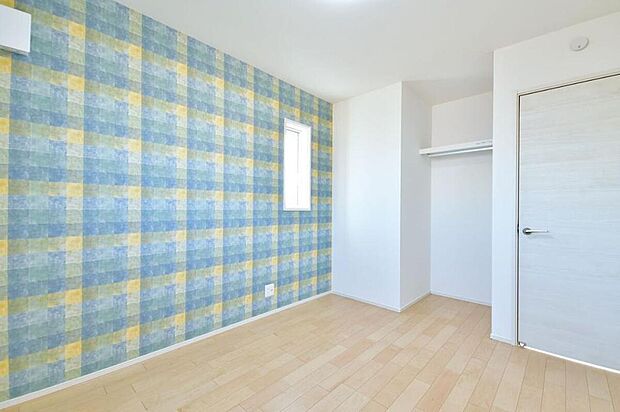 【リビング以外の居室】室内（2025年9月）撮影　洋室
子ども部屋や趣味の部屋など多目的に使える洋室。オープン収納を採用し、使いたいものをすぐに取り出せる便利な空間です。