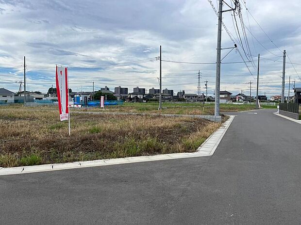 【前面道路含む現地写真】現地（2025年9月）撮影
分譲地内道路は6mと車のすれ違いや駐車の際にも安心の広さです。アスファルト舗装されているので自転車の走行も快適です。