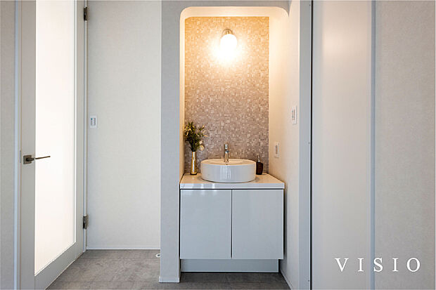 【あると便利な、玄関まわりの洗面スペース】帰宅後すぐに手洗いができる、暮らしにうれしい工夫。
注文住宅ならではの自由な発想で、日常をより快適に整えられます。