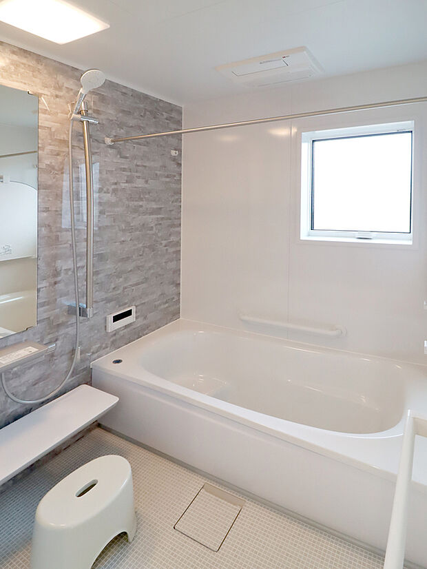 【浴室】1616サイズの浴室。ガスのパワフルな暖房乾燥機付きで寒い季節も快適なバスタイム。