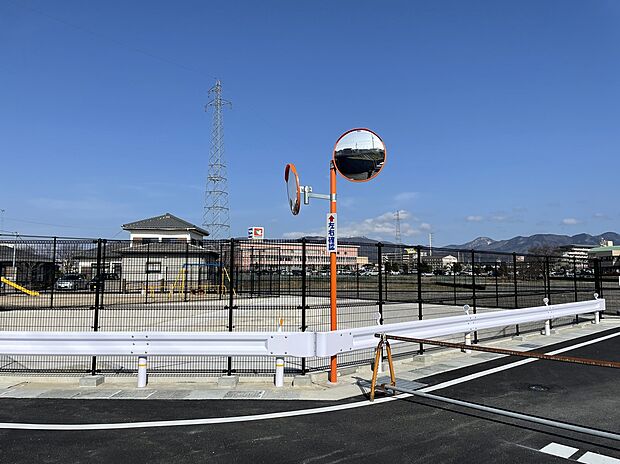 【分譲地内の様子】分譲地内の要所にカーブミラーを設置。安全に配慮しています。