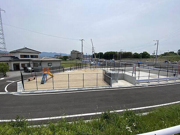 【分譲地内の様子】ゴミステーションは公園の横に配置しました