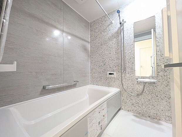 【バスルーム】室内四面に磁力がありますので、棚や市販のお子様用おもちゃなど、様々なものが取り付けられます。